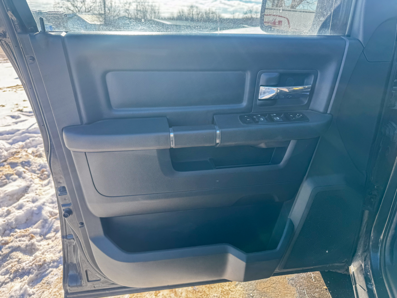 RAM 1500 4WD Crew Cab 140.5" Sport 2011