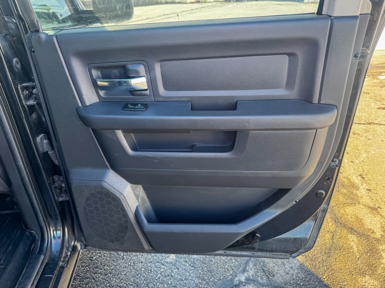 RAM 1500 4WD Crew Cab 140.5" Sport 2011