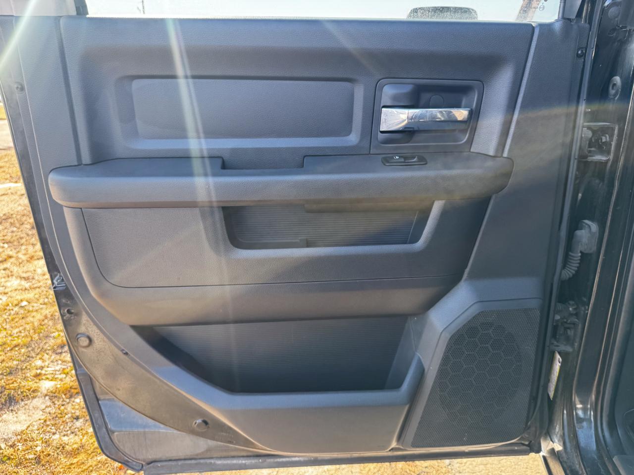 RAM 1500 4WD Crew Cab 140.5" Sport 2011