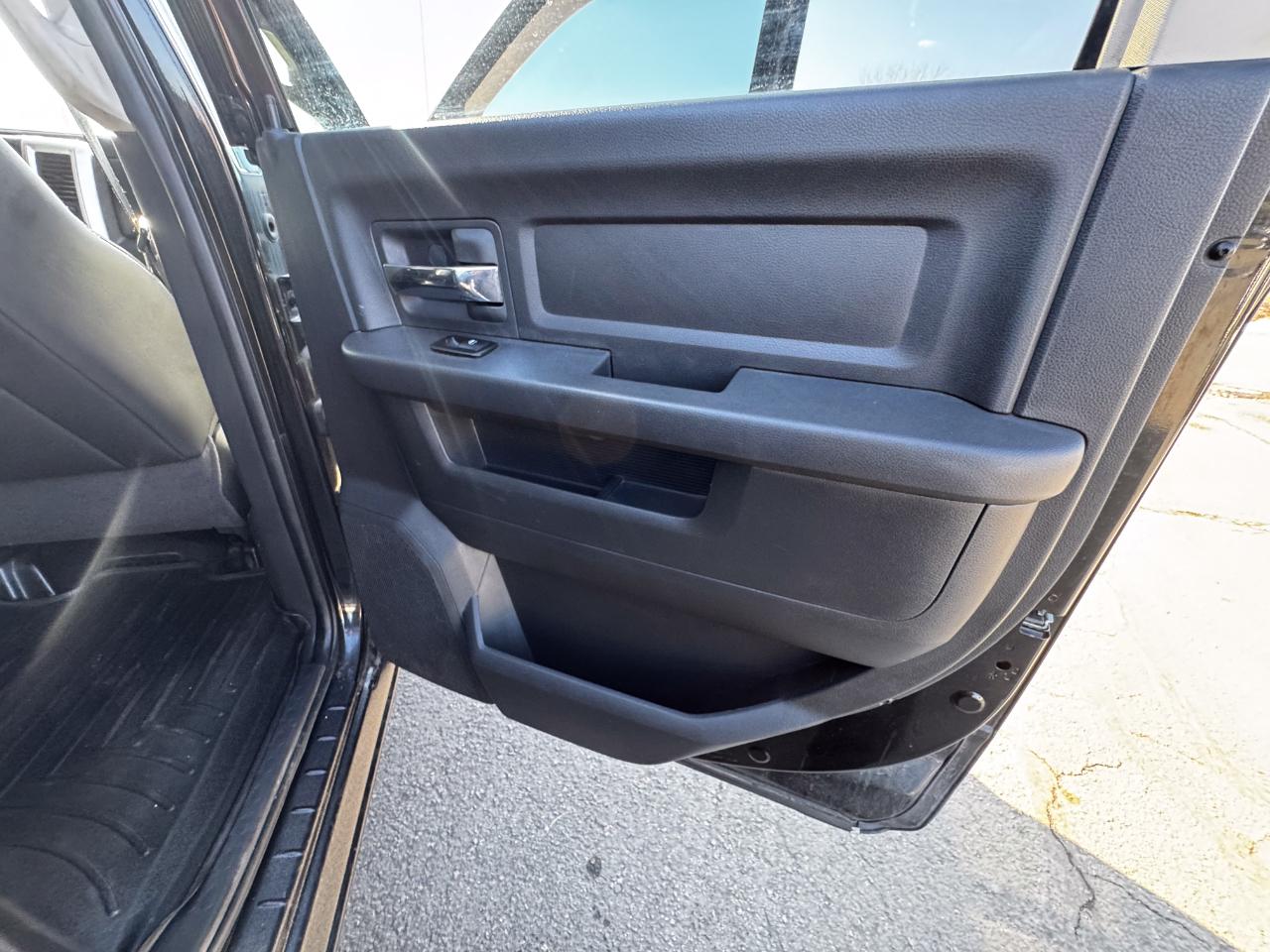 RAM 1500 4WD Crew Cab 140.5" Sport 2011