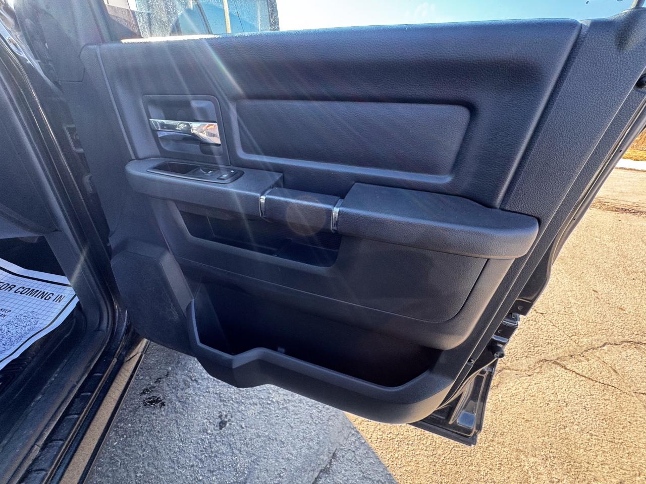 RAM 1500 4WD Crew Cab 140.5" Sport 2011