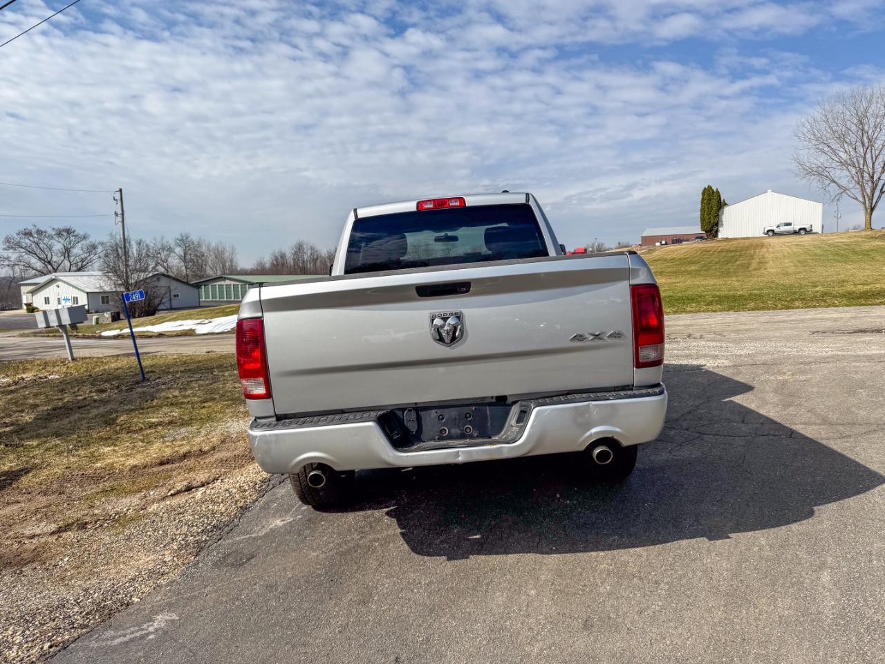 Dodge Ram 1500 4WD Quad Cab 140.5" ST 2010