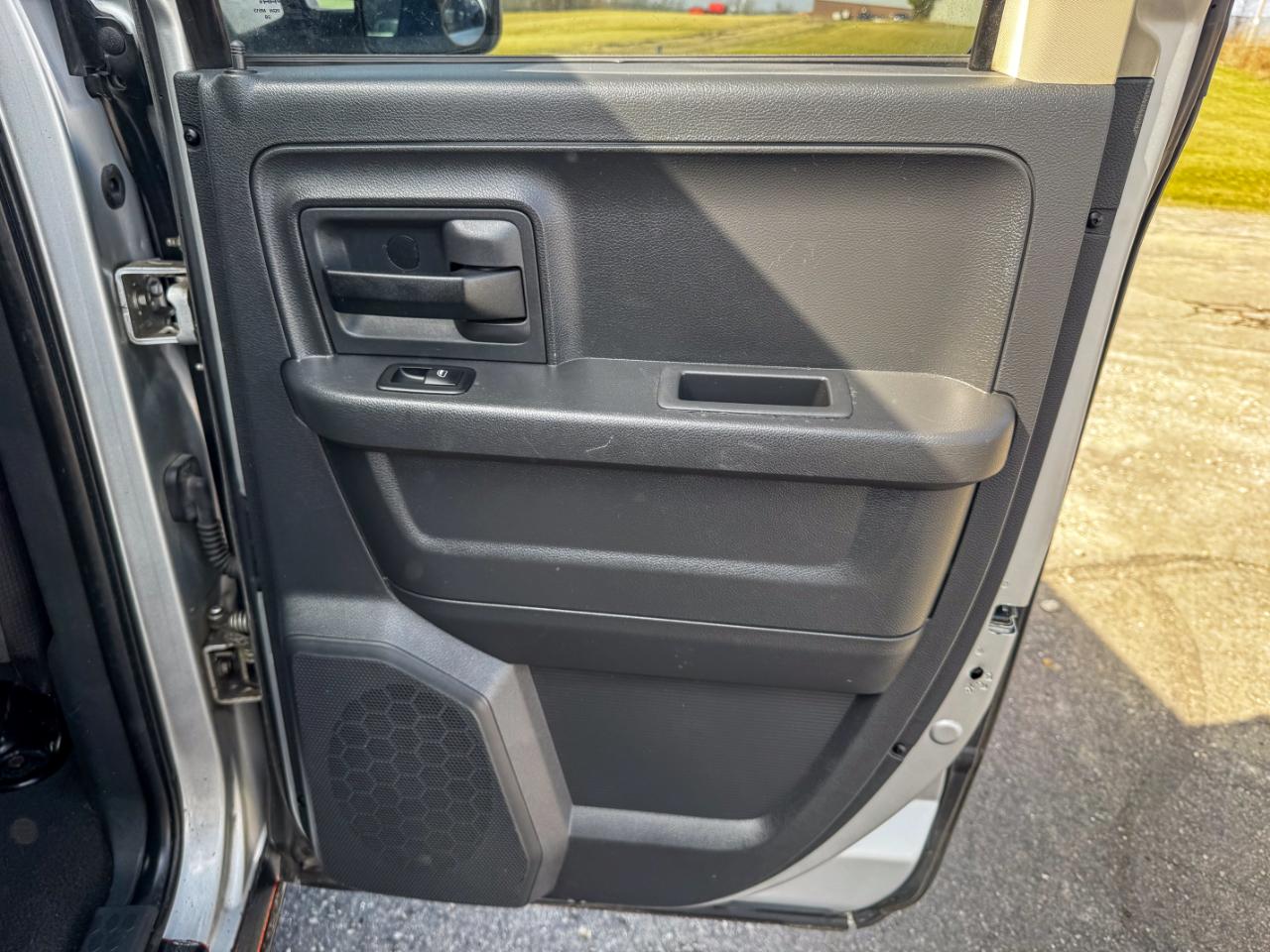 Dodge Ram 1500 4WD Quad Cab 140.5" ST 2010