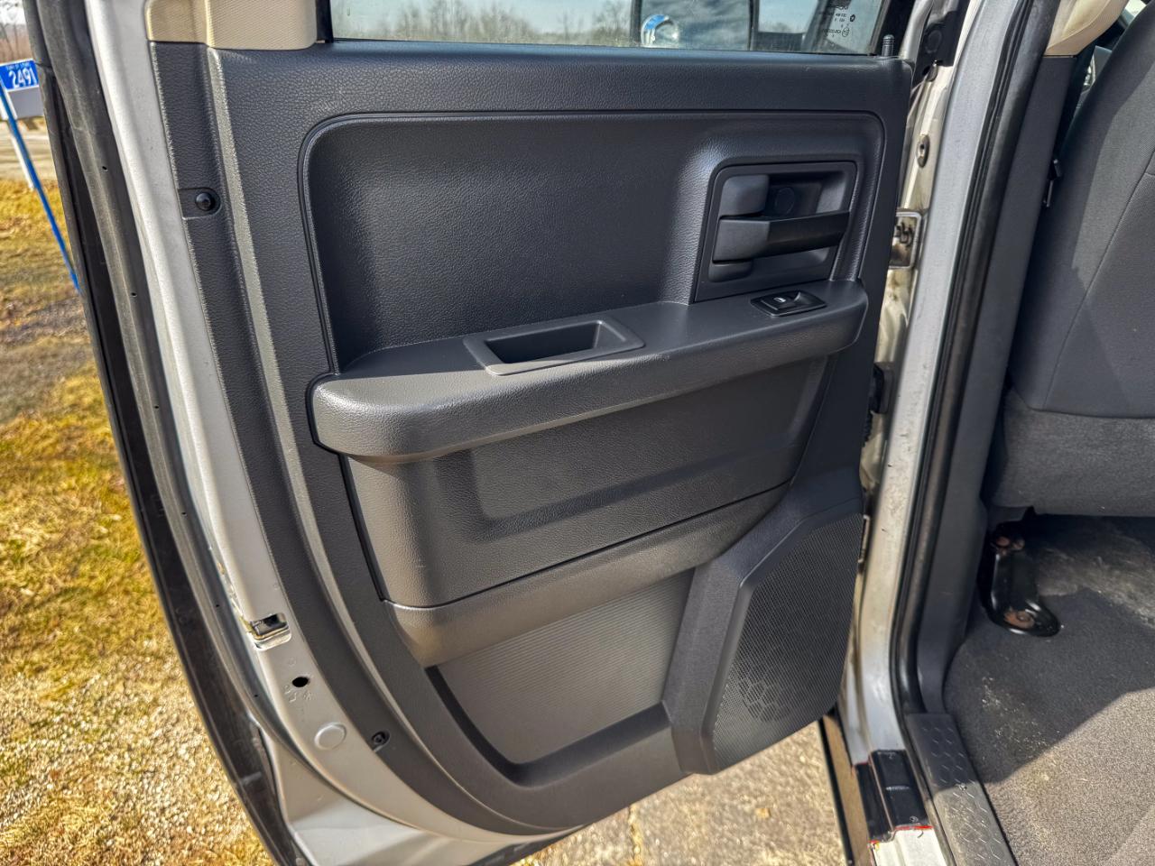 Dodge Ram 1500 4WD Quad Cab 140.5" ST 2010