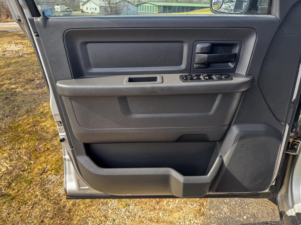 Dodge Ram 1500 4WD Quad Cab 140.5" ST 2010