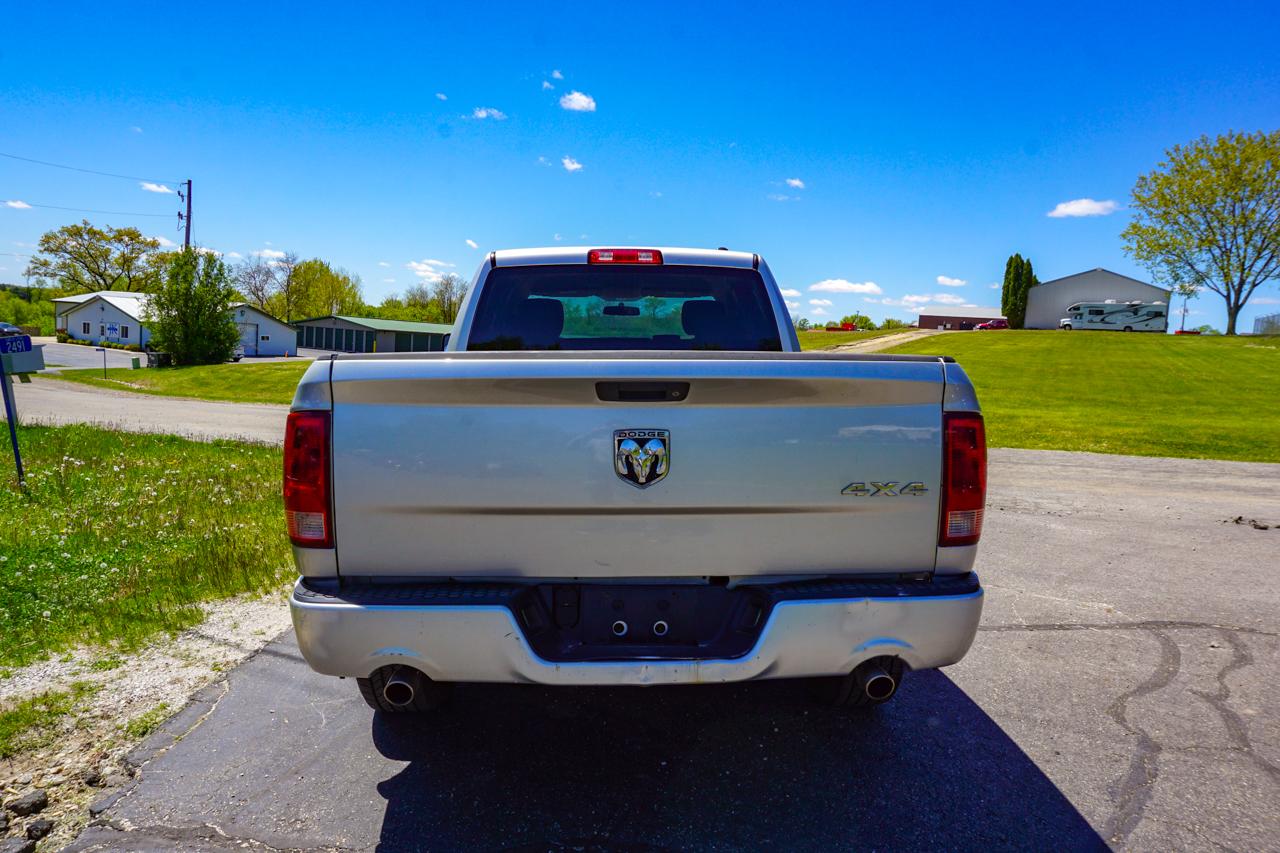 Dodge Ram 1500 4WD Quad Cab 140.5" ST 2010