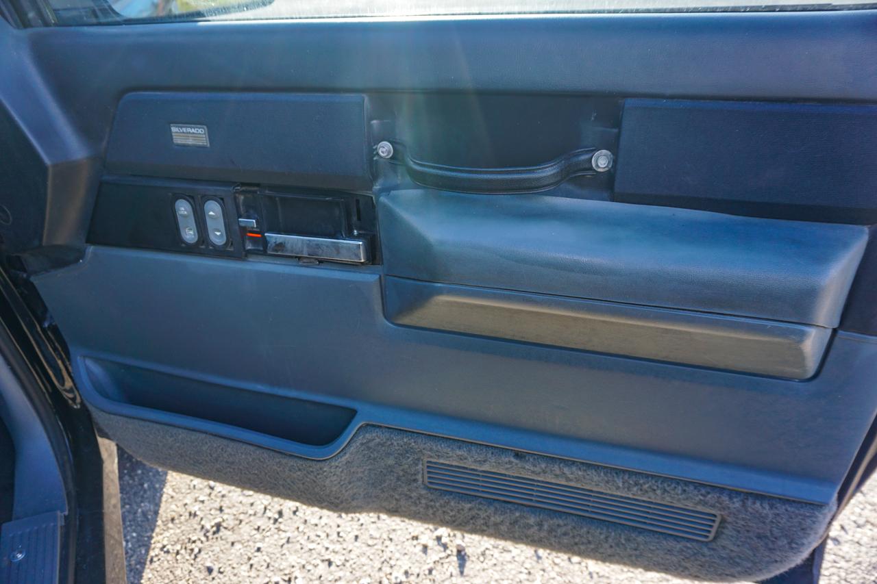 Chevrolet 1/2 Ton Pickups Fleetside 117.5" WB 4WD 1988