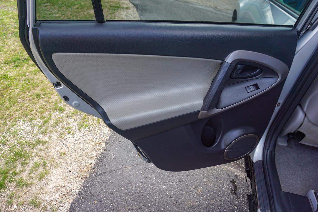 Toyota RAV4 4WD 4dr V6 5-Spd AT Ltd (Natl) 2008