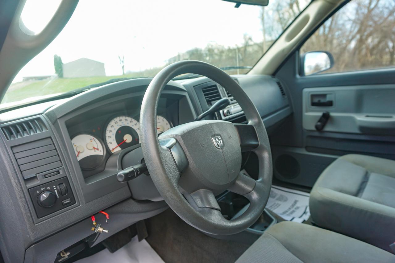 Dodge Dakota 2dr Club Cab 131" WB 4WD ST 2005