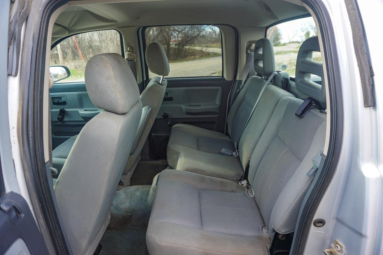 Dodge Dakota 2dr Club Cab 131" WB 4WD ST 2005