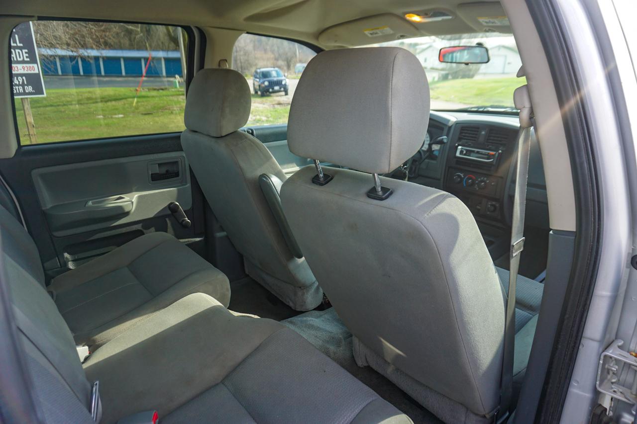 Dodge Dakota 2dr Club Cab 131" WB 4WD ST 2005