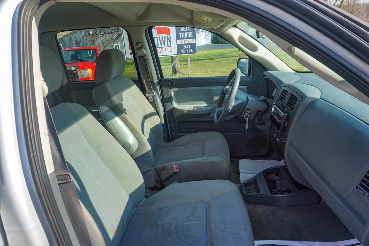 Dodge Dakota 2dr Club Cab 131" WB 4WD ST 2005