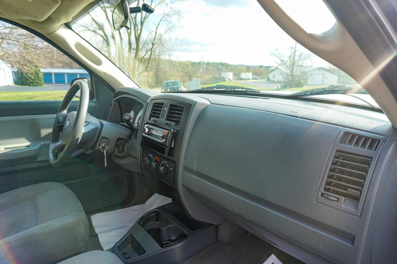 Dodge Dakota 2dr Club Cab 131" WB 4WD ST 2005