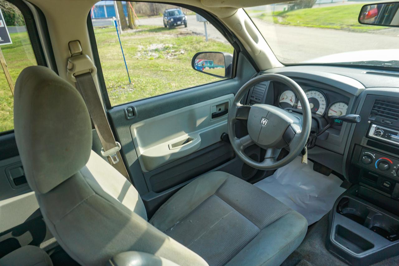 Dodge Dakota 2dr Club Cab 131" WB 4WD ST 2005