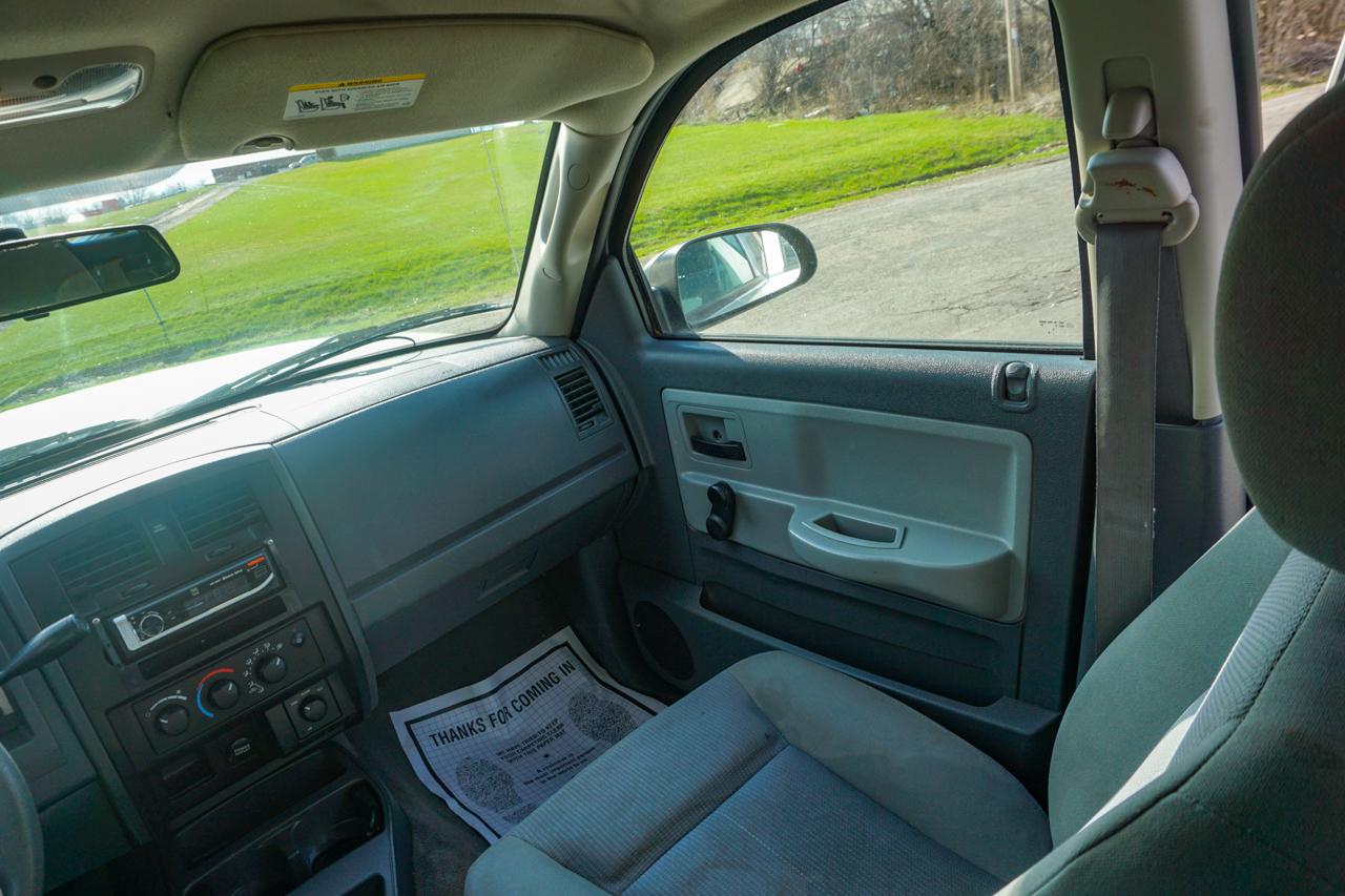 Dodge Dakota 2dr Club Cab 131" WB 4WD ST 2005