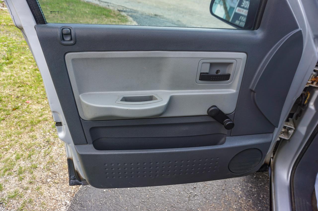 Dodge Dakota 2dr Club Cab 131" WB 4WD ST 2005