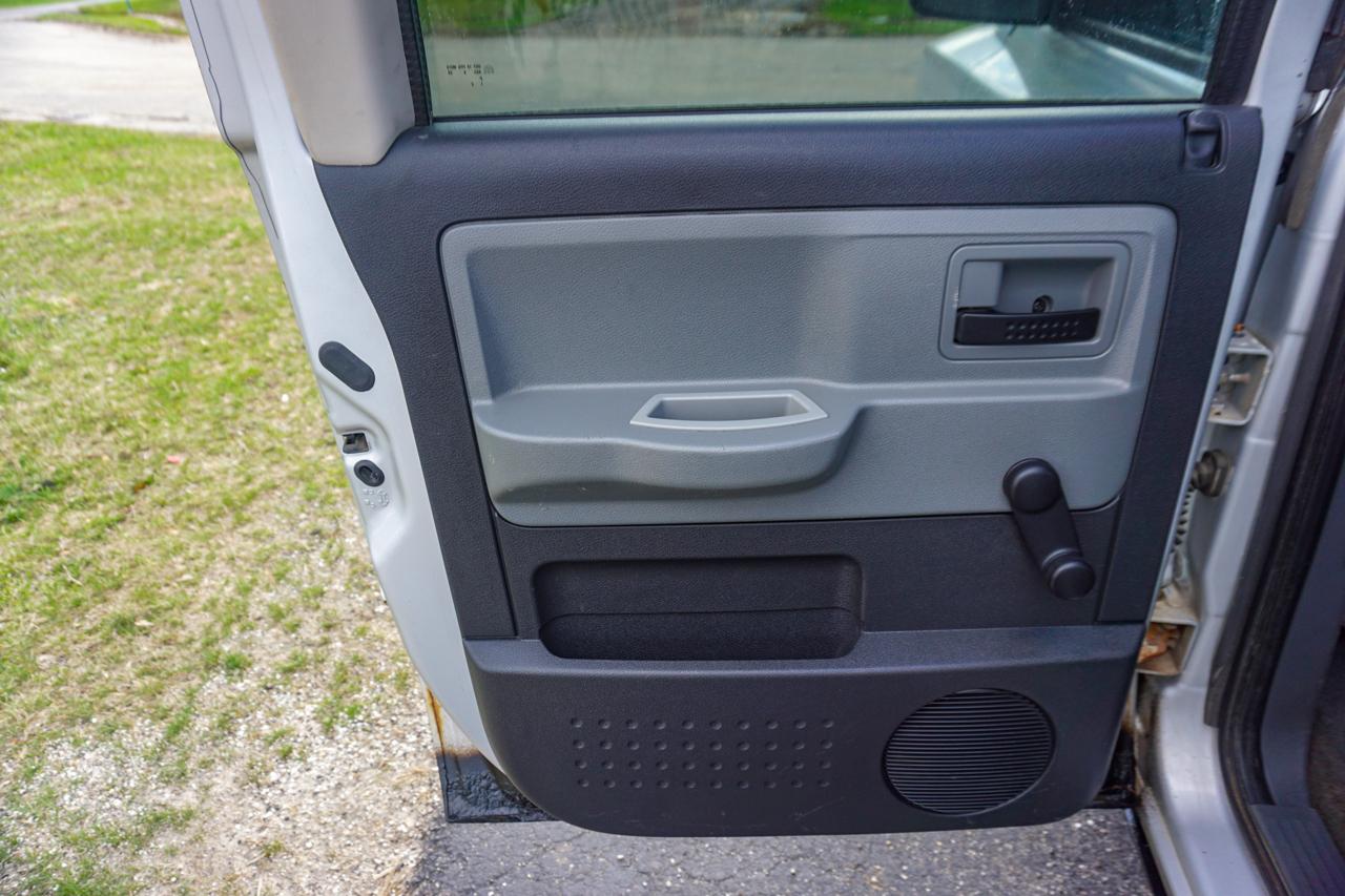 Dodge Dakota 2dr Club Cab 131" WB 4WD ST 2005