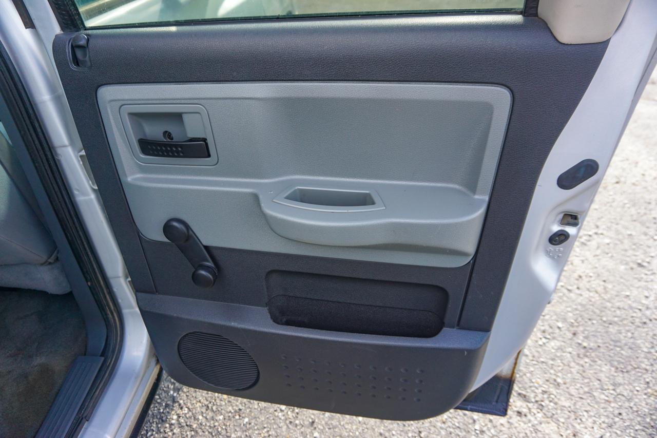 Dodge Dakota 2dr Club Cab 131" WB 4WD ST 2005