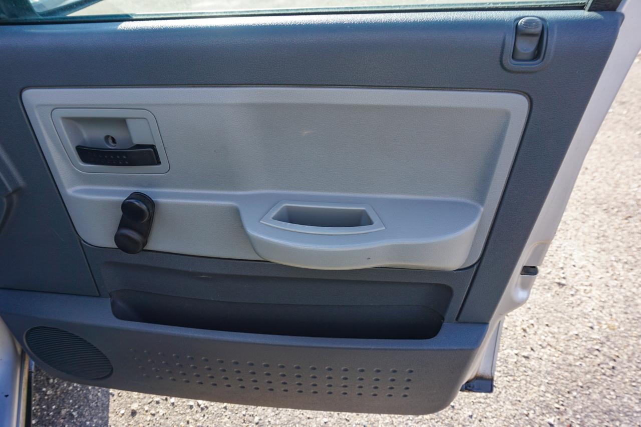 Dodge Dakota 2dr Club Cab 131" WB 4WD ST 2005