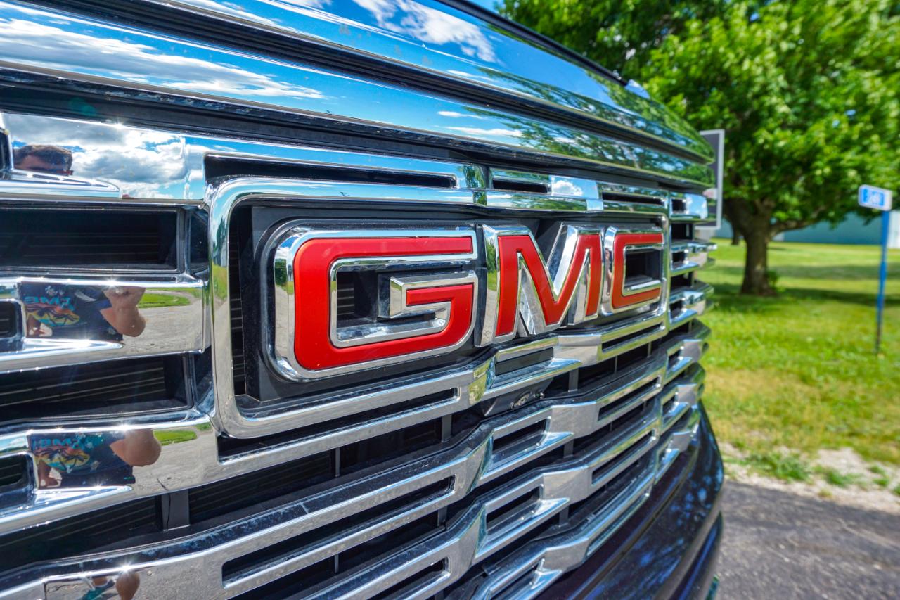 GMC Sierra 1500 4WD Crew Cab 147" Denali 2023