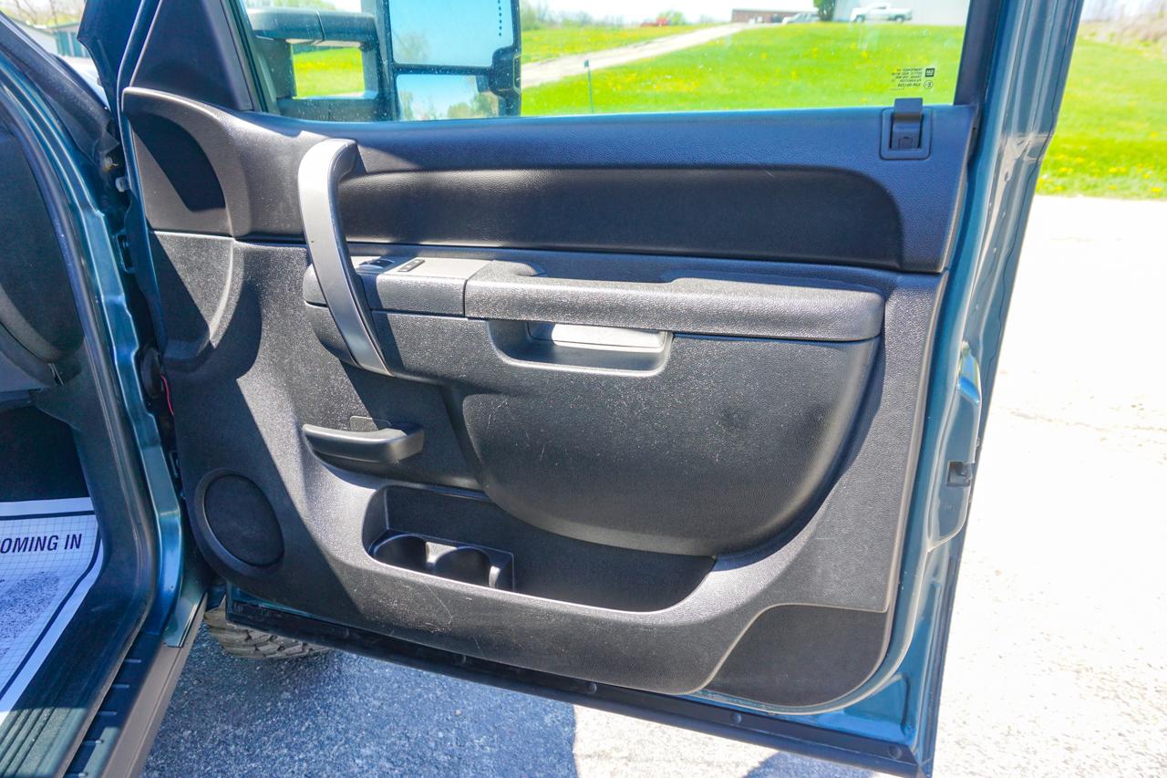 Chevrolet Silverado 2500HD 4WD Crew Cab 153.7" LT 2011