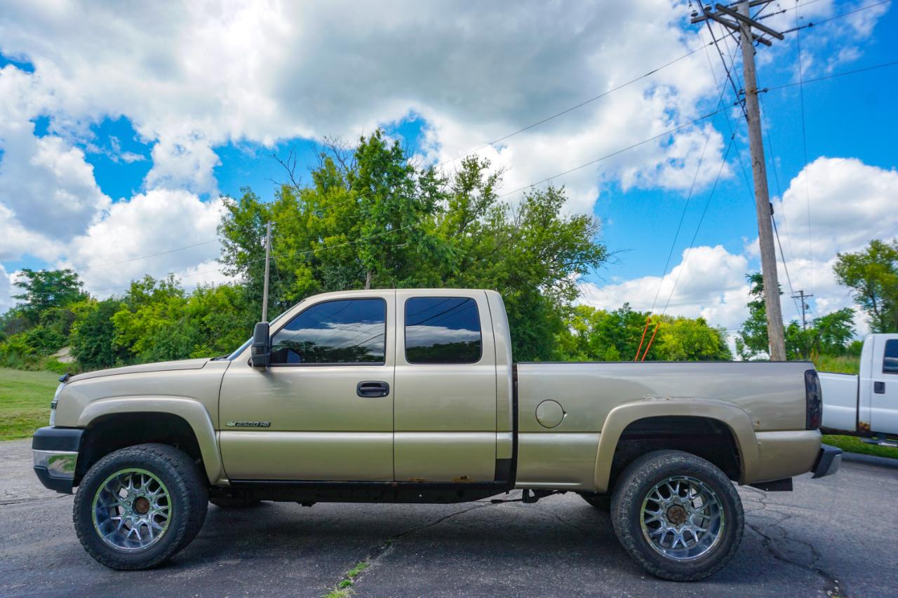 Chevrolet Silverado 2500HD Ext Cab 143.5" WB 4WD LS 2004