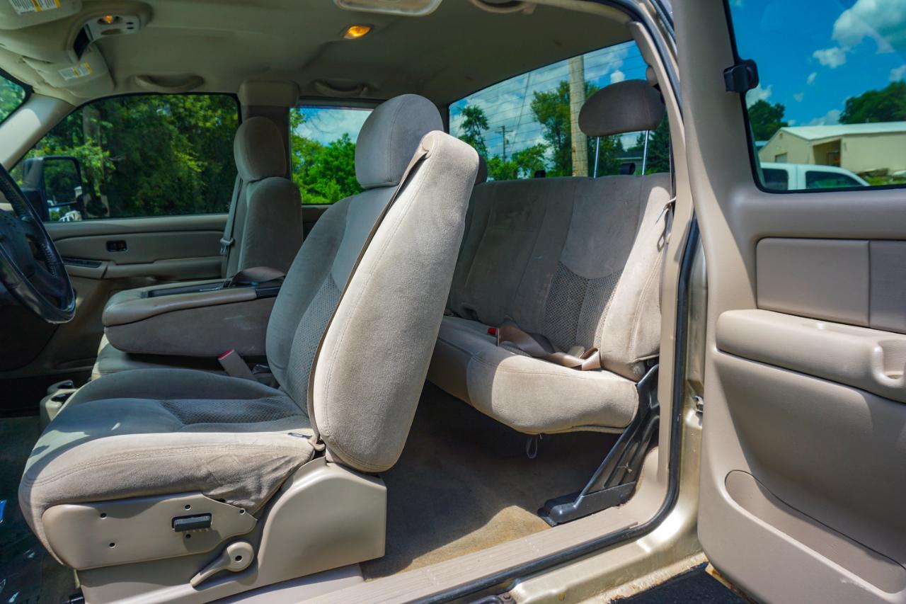 Chevrolet Silverado 2500HD Ext Cab 143.5" WB 4WD LS 2004