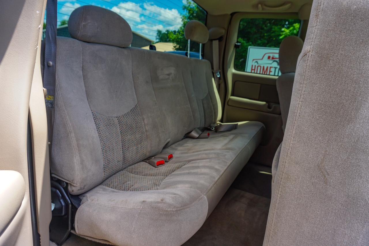 Chevrolet Silverado 2500HD Ext Cab 143.5" WB 4WD LS 2004