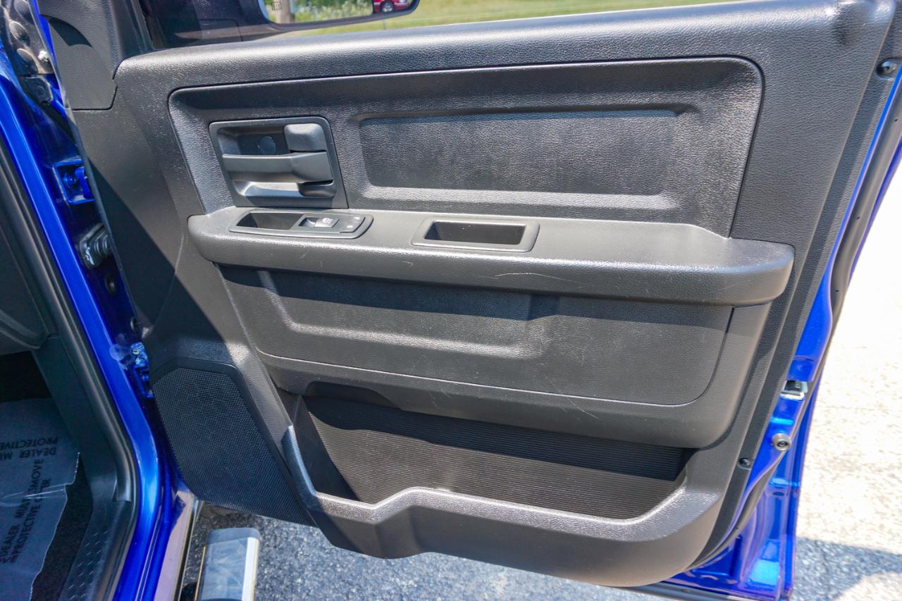 RAM 1500 4WD Crew Cab 140.5" Express 2015