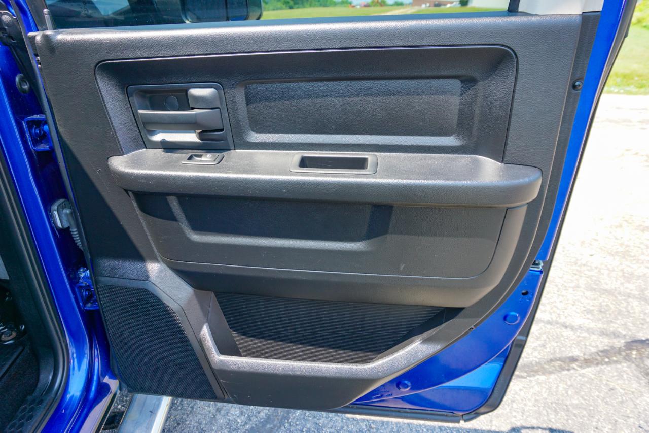 RAM 1500 4WD Crew Cab 140.5" Express 2015