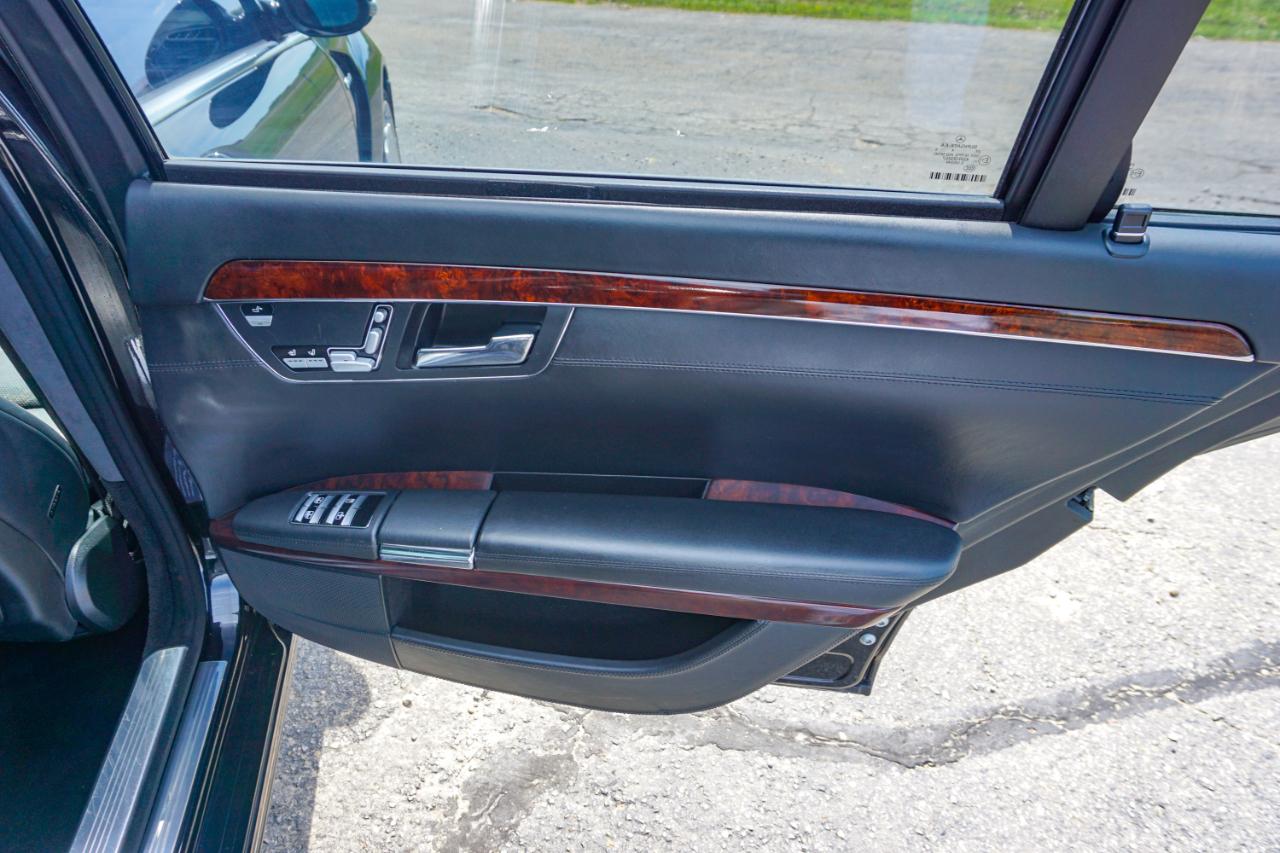 Mercedes-Benz S-Class 4dr Sdn 5.5L V12 RWD 2007