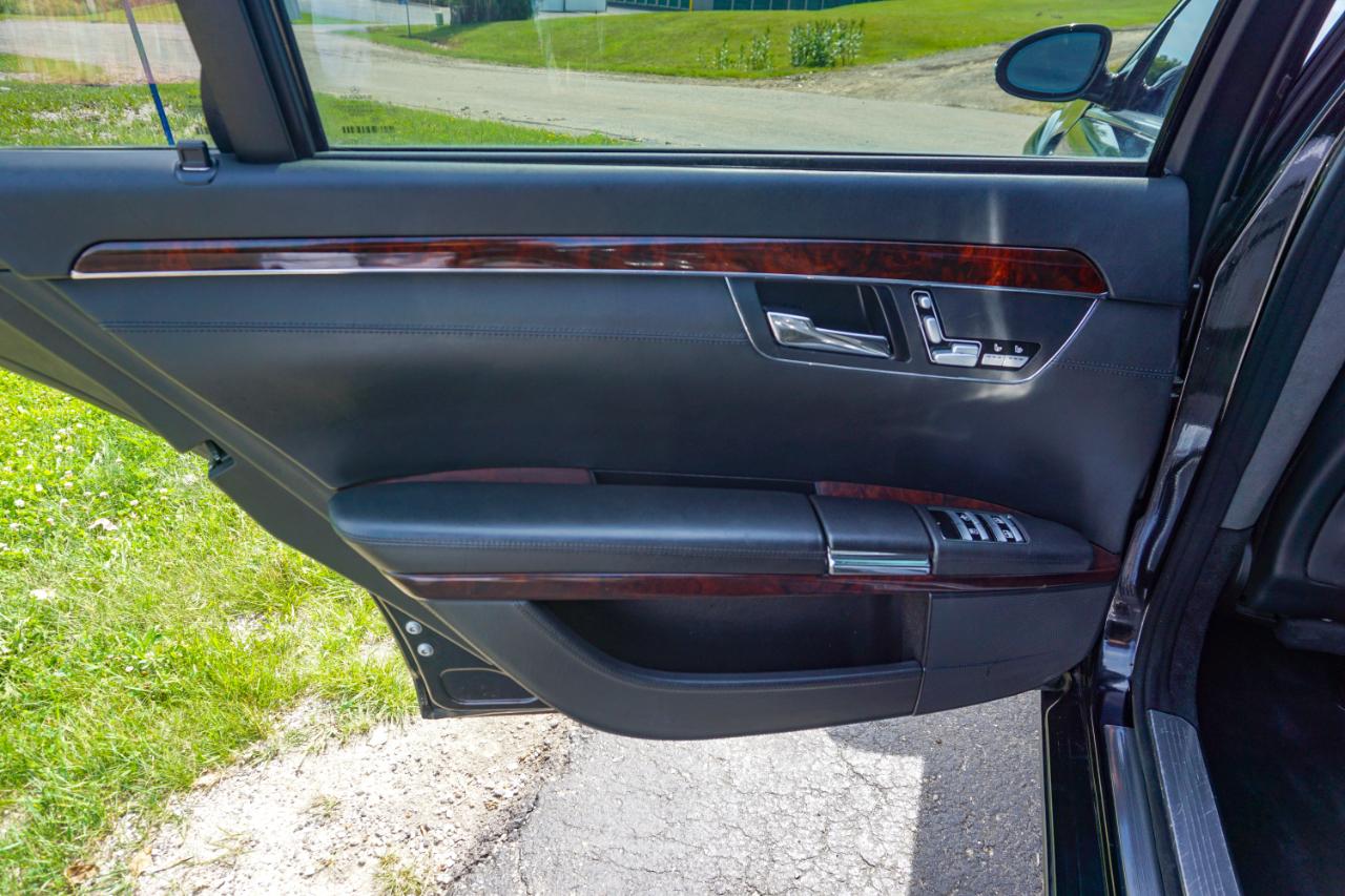 Mercedes-Benz S-Class 4dr Sdn 5.5L V12 RWD 2007