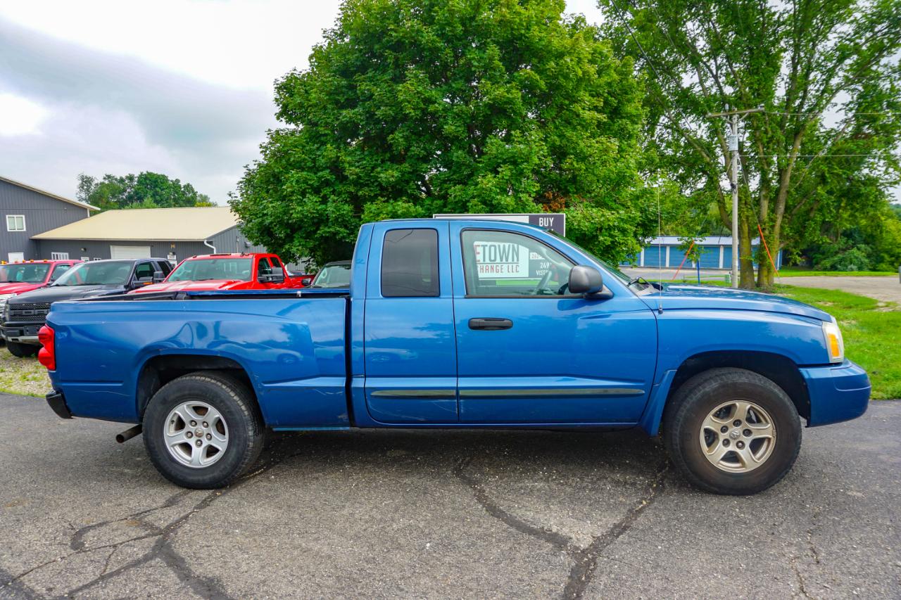 Dodge Dakota 2dr Club Cab 131" WB 4WD SLT 2005