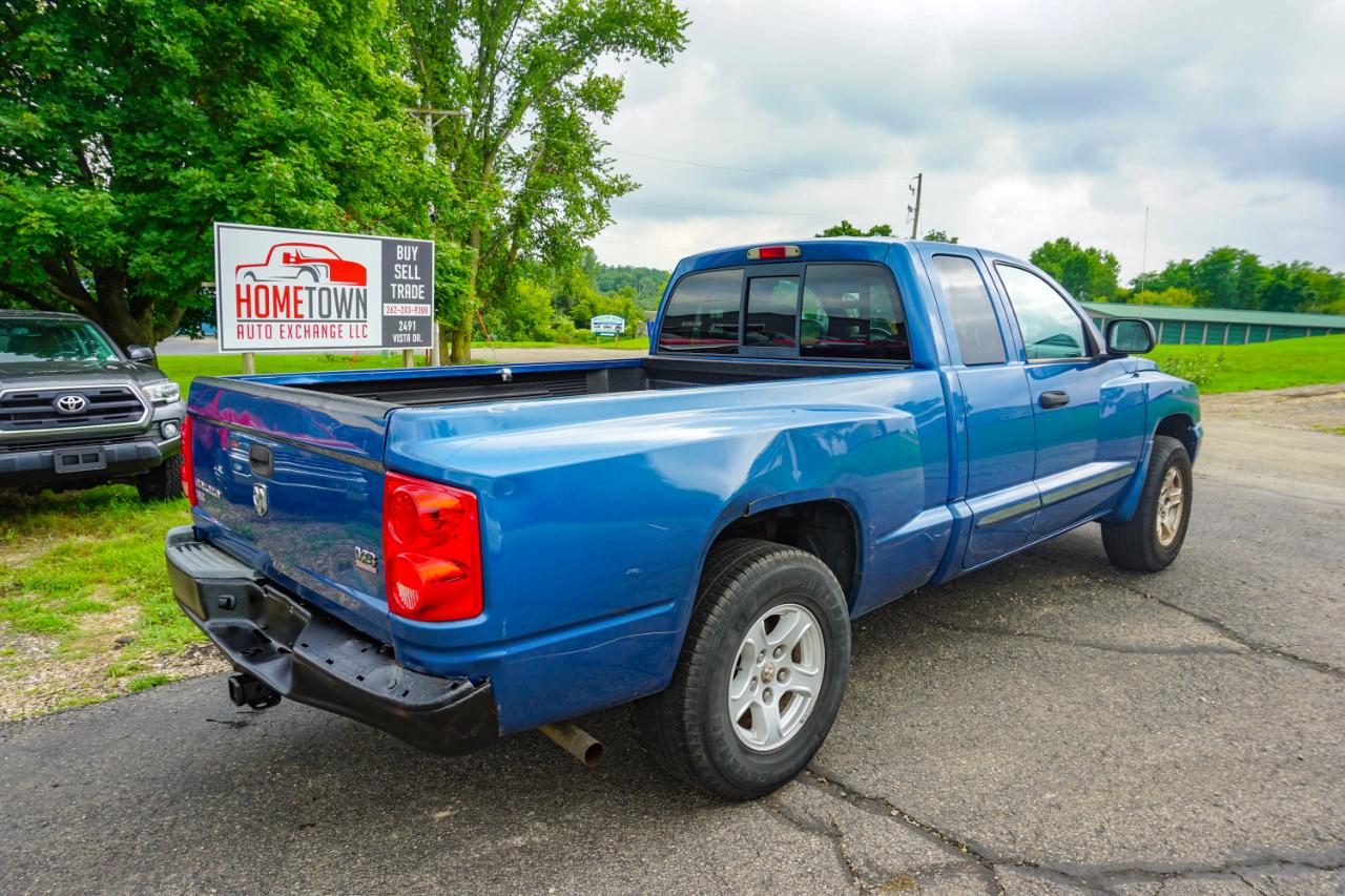 Dodge Dakota 2dr Club Cab 131" WB 4WD SLT 2005
