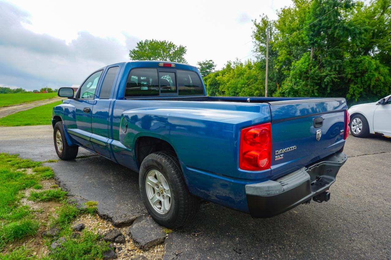 Dodge Dakota 2dr Club Cab 131" WB 4WD SLT 2005