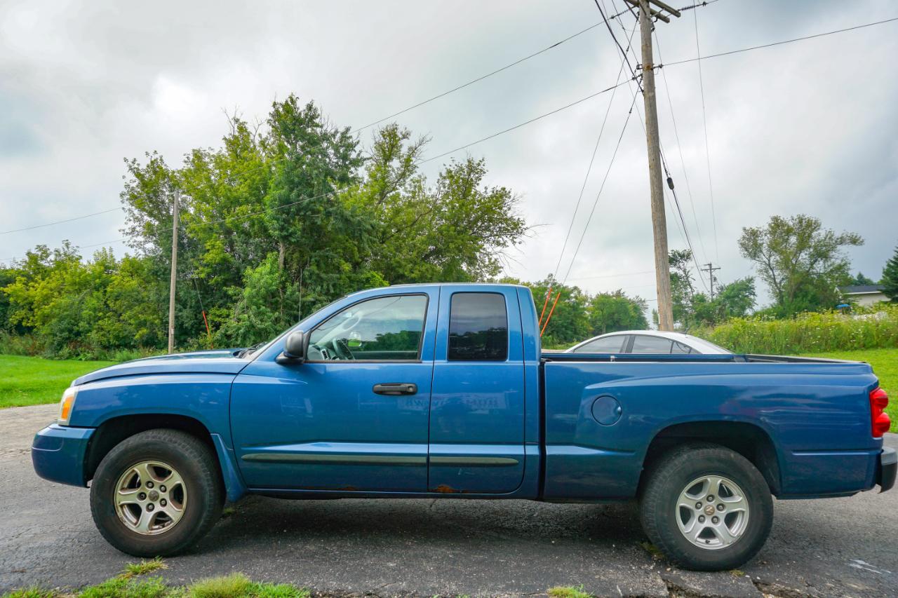 Dodge Dakota 2dr Club Cab 131" WB 4WD SLT 2005