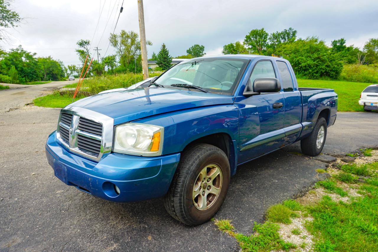 Dodge Dakota 2dr Club Cab 131" WB 4WD SLT 2005