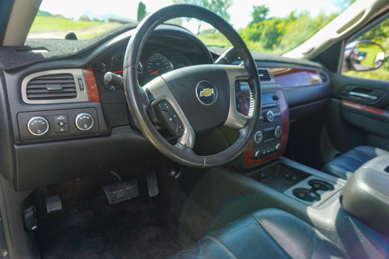 Chevrolet Avalanche 4WD Crew Cab LT 2011