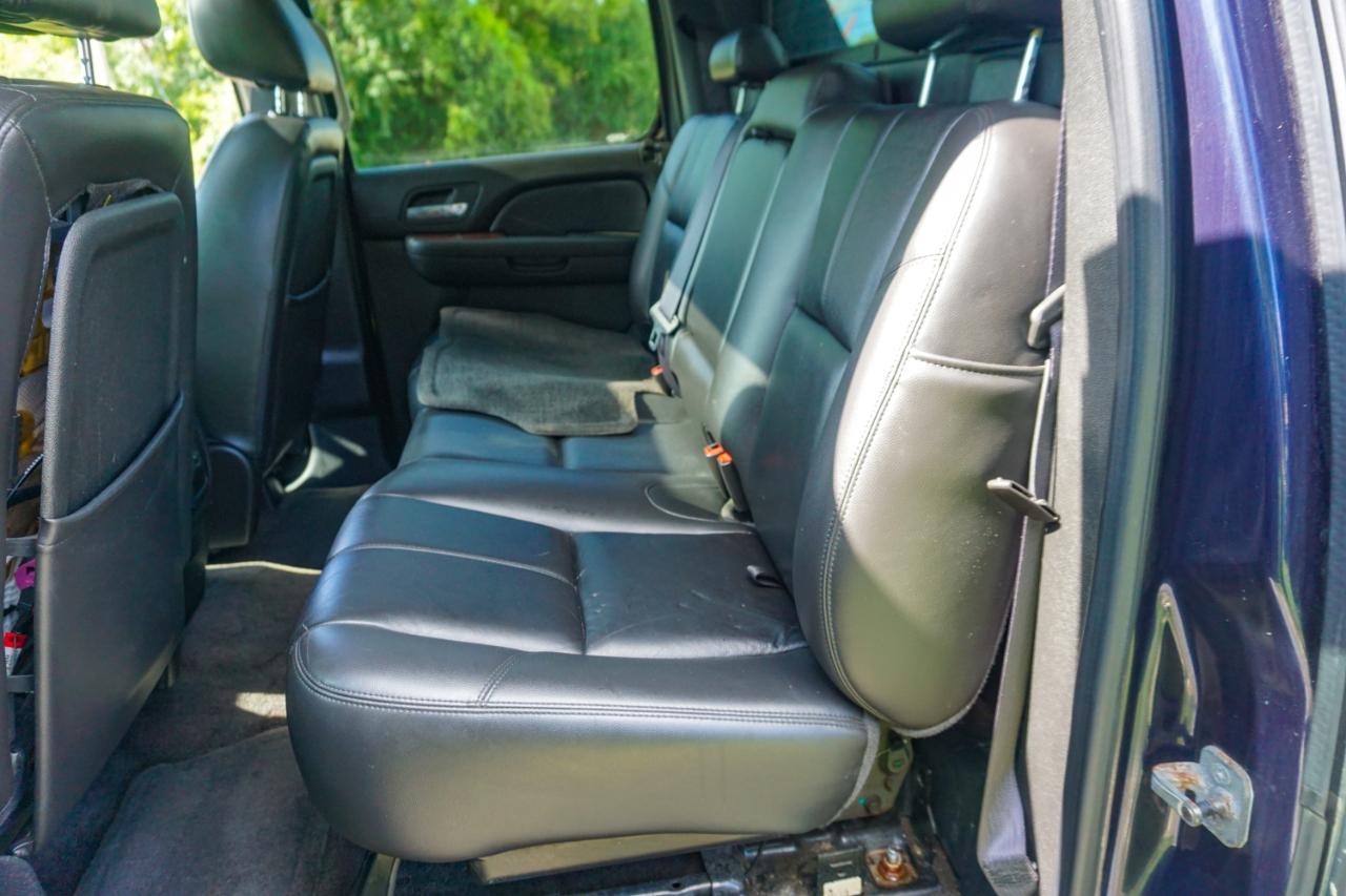 Chevrolet Avalanche 4WD Crew Cab LT 2011
