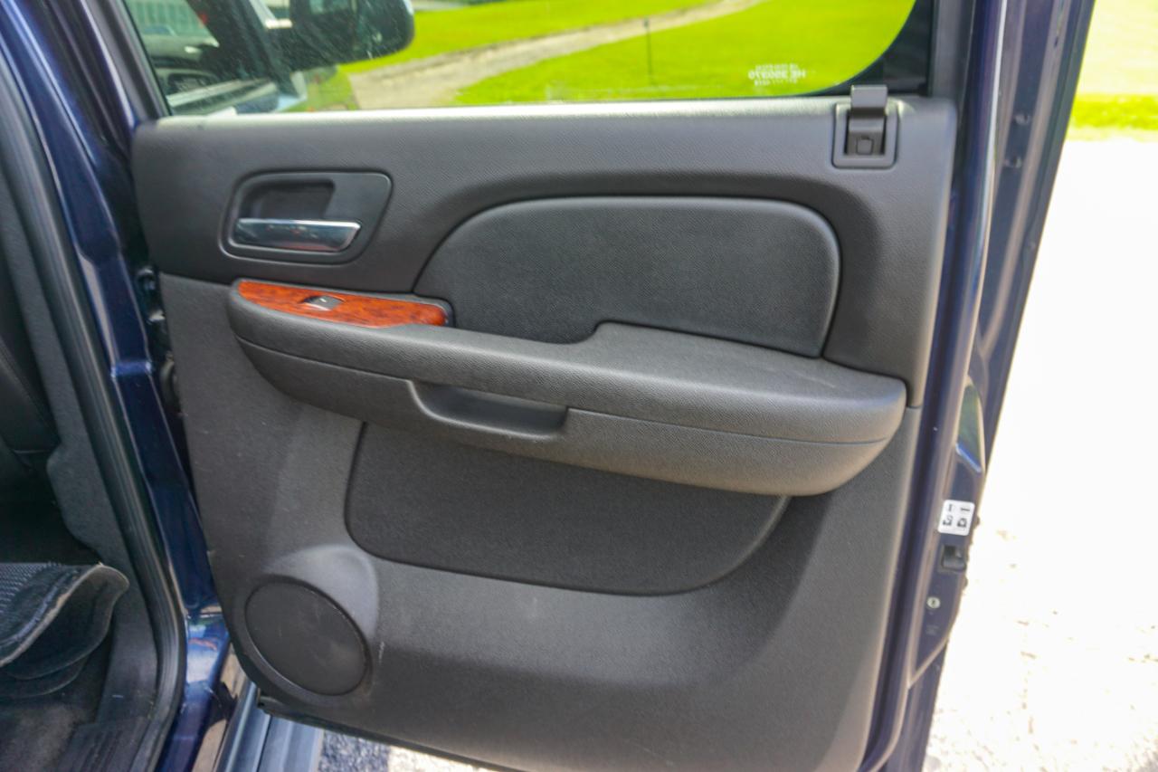 Chevrolet Avalanche 4WD Crew Cab LT 2011