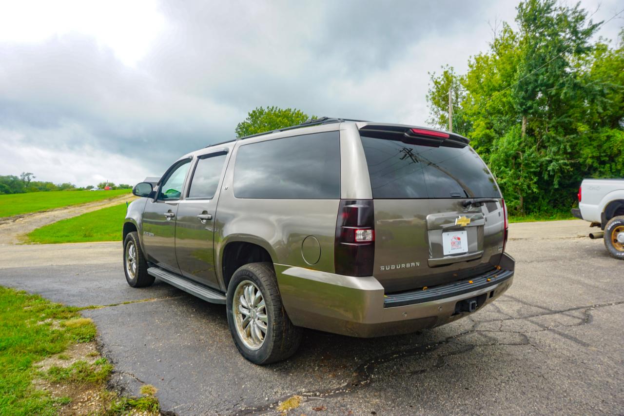 Chevrolet Suburban 4WD 4dr 1500 LT 2011