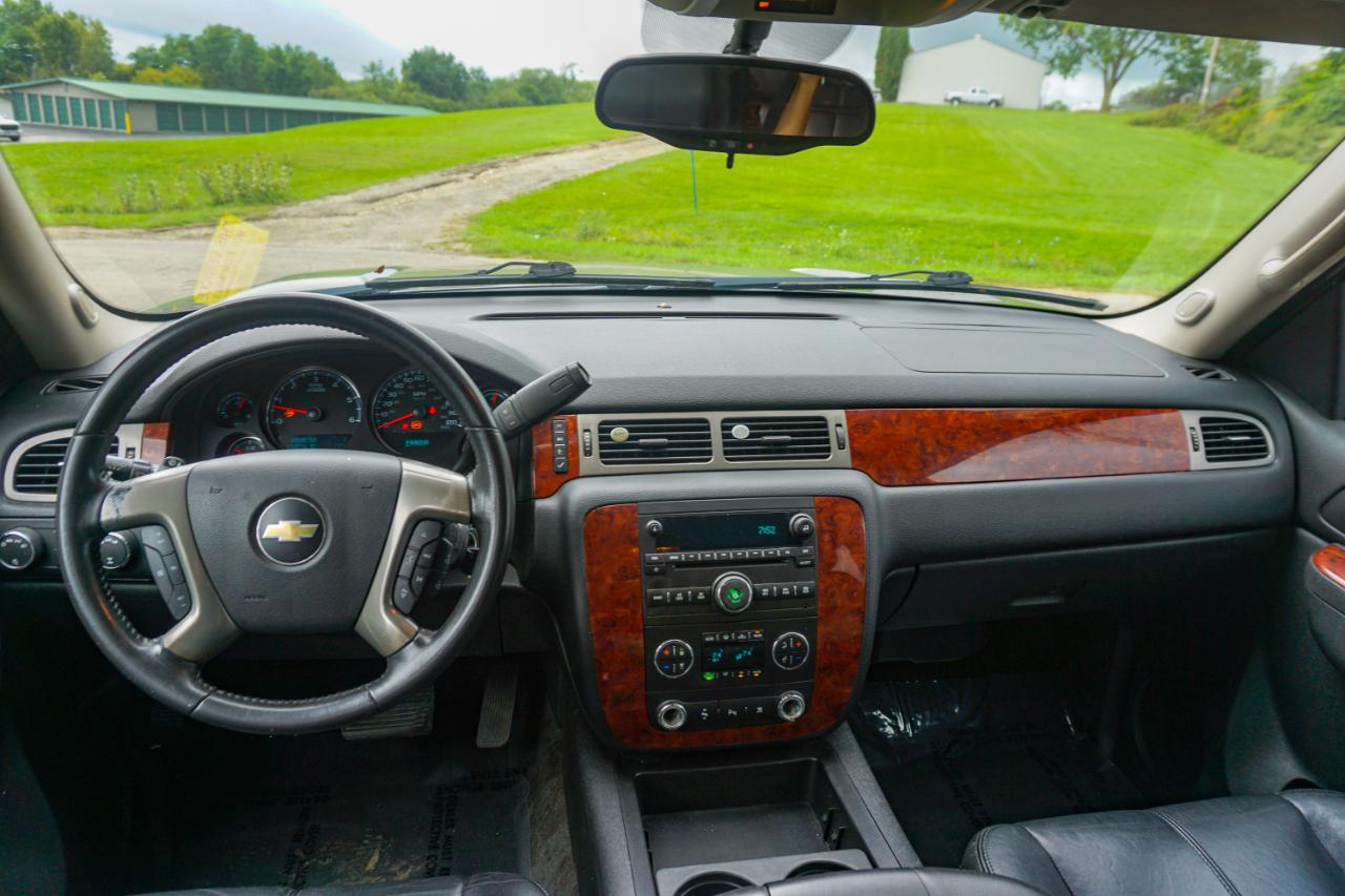 Chevrolet Suburban 4WD 4dr 1500 LT 2011