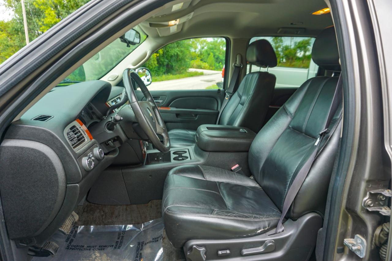 Chevrolet Suburban 4WD 4dr 1500 LT 2011