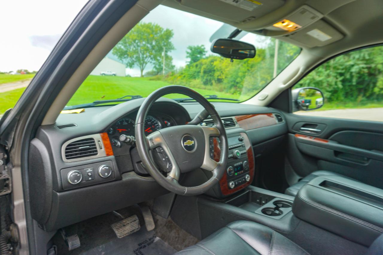 Chevrolet Suburban 4WD 4dr 1500 LT 2011