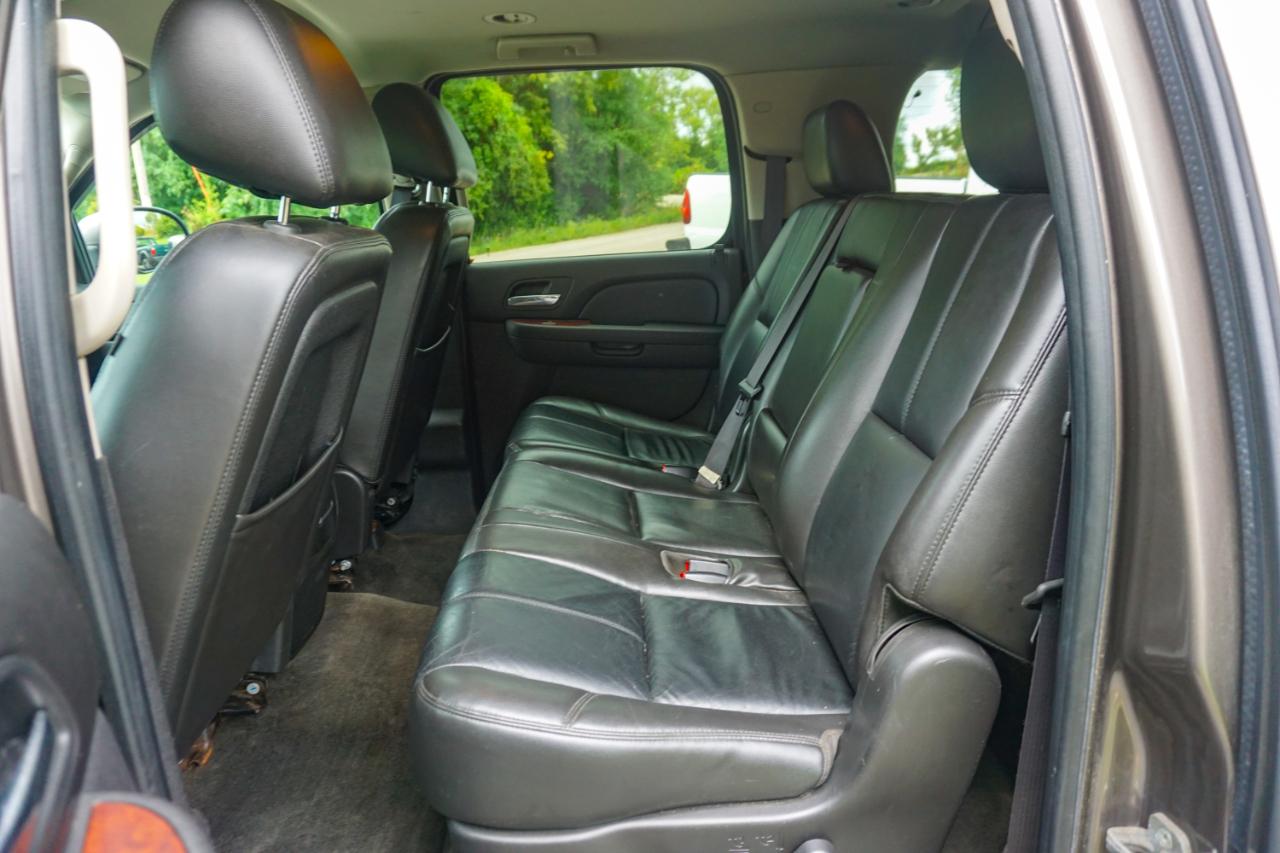 Chevrolet Suburban 4WD 4dr 1500 LT 2011
