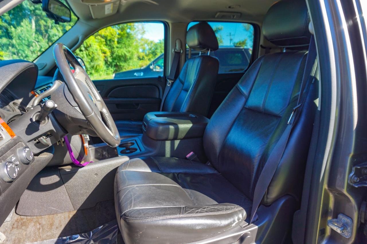 Chevrolet Suburban 4WD 4dr 1500 LT 2011