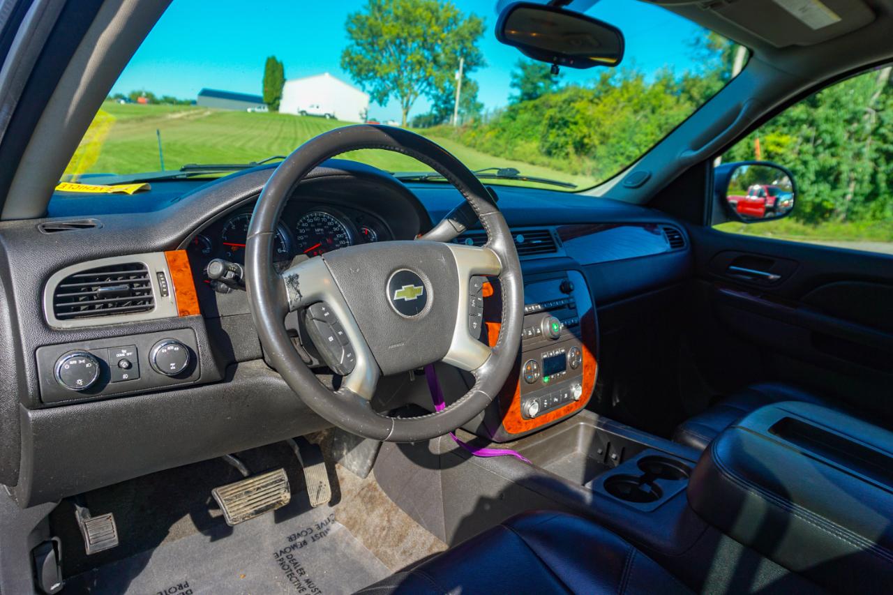 Chevrolet Suburban 4WD 4dr 1500 LT 2011