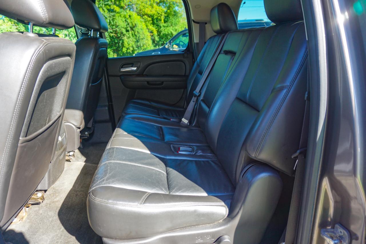 Chevrolet Suburban 4WD 4dr 1500 LT 2011