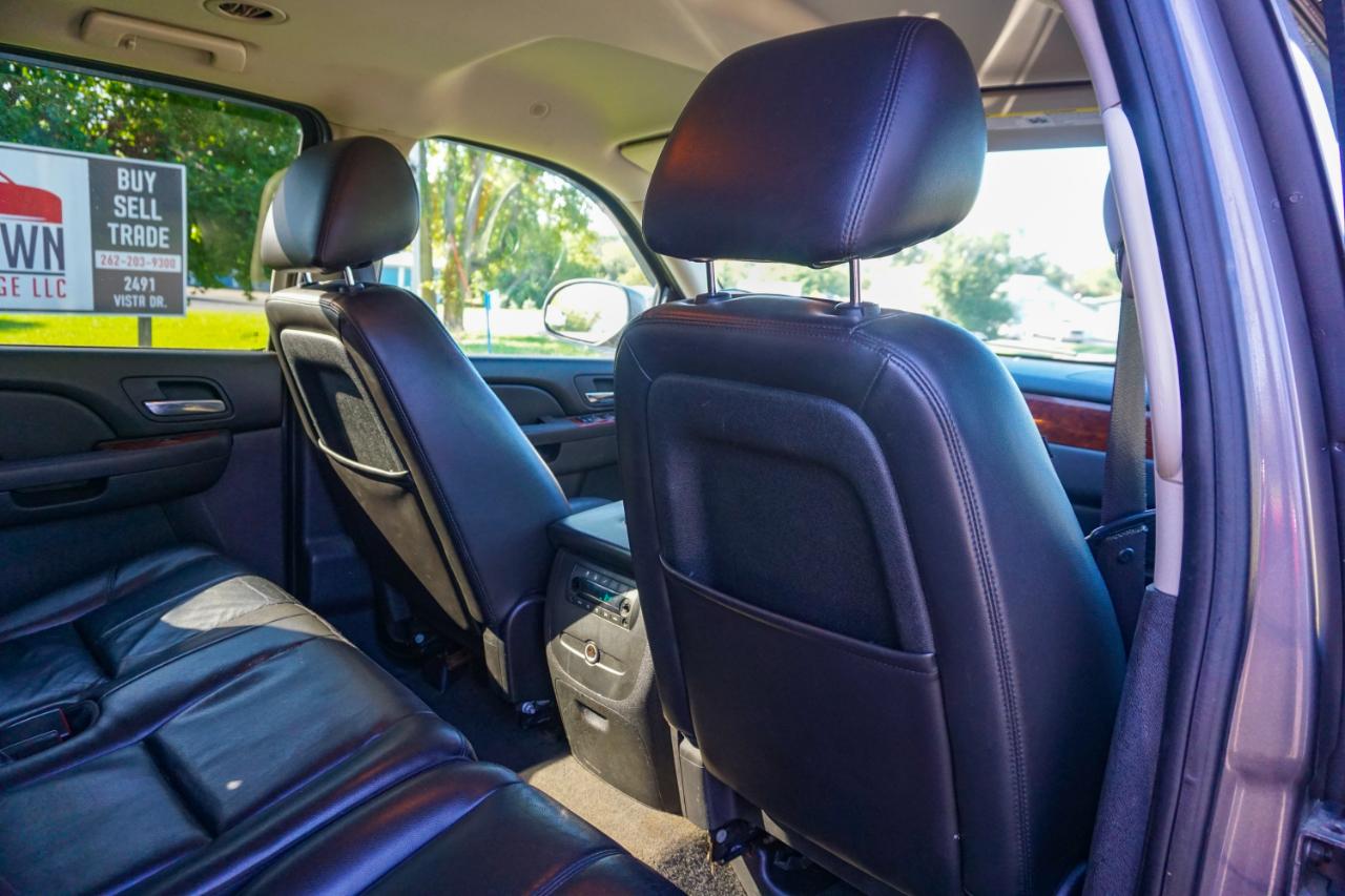 Chevrolet Suburban 4WD 4dr 1500 LT 2011
