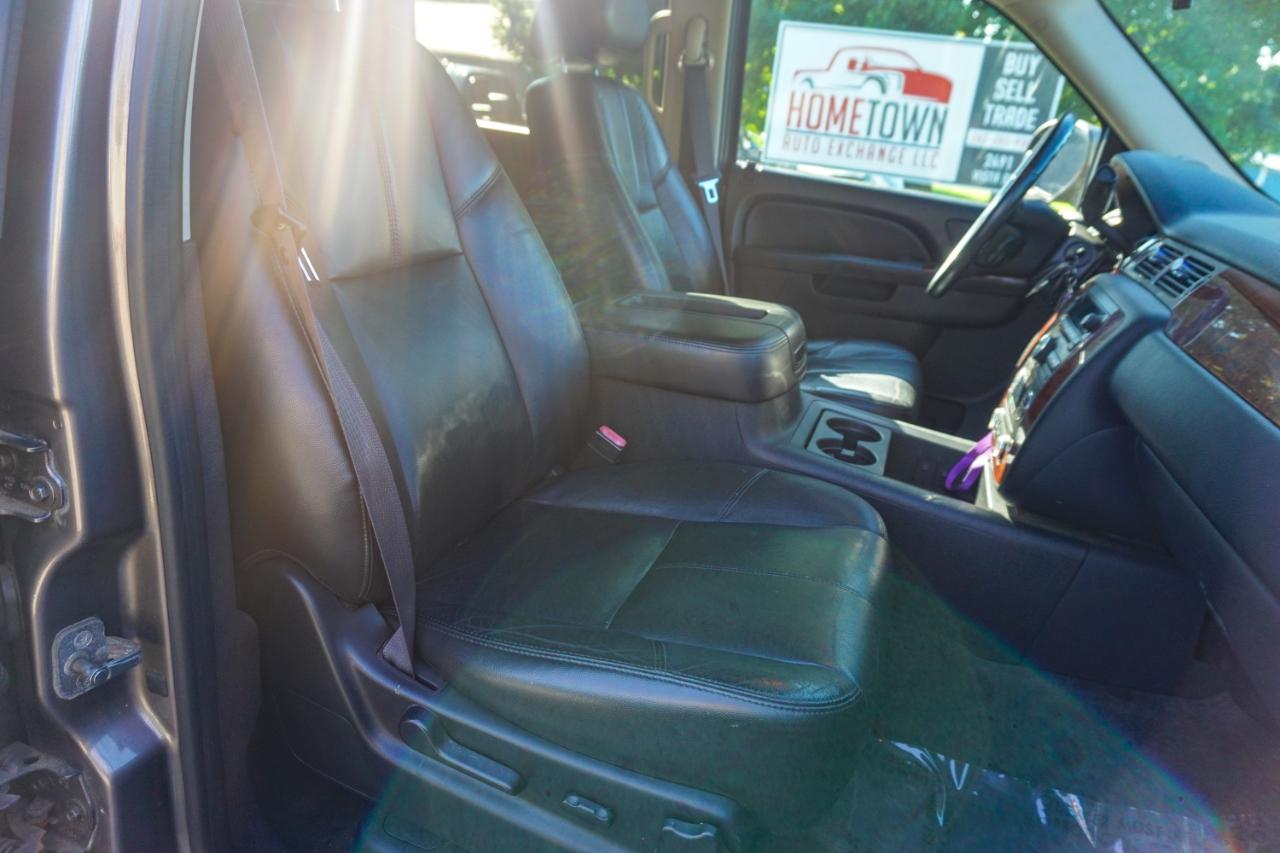 Chevrolet Suburban 4WD 4dr 1500 LT 2011